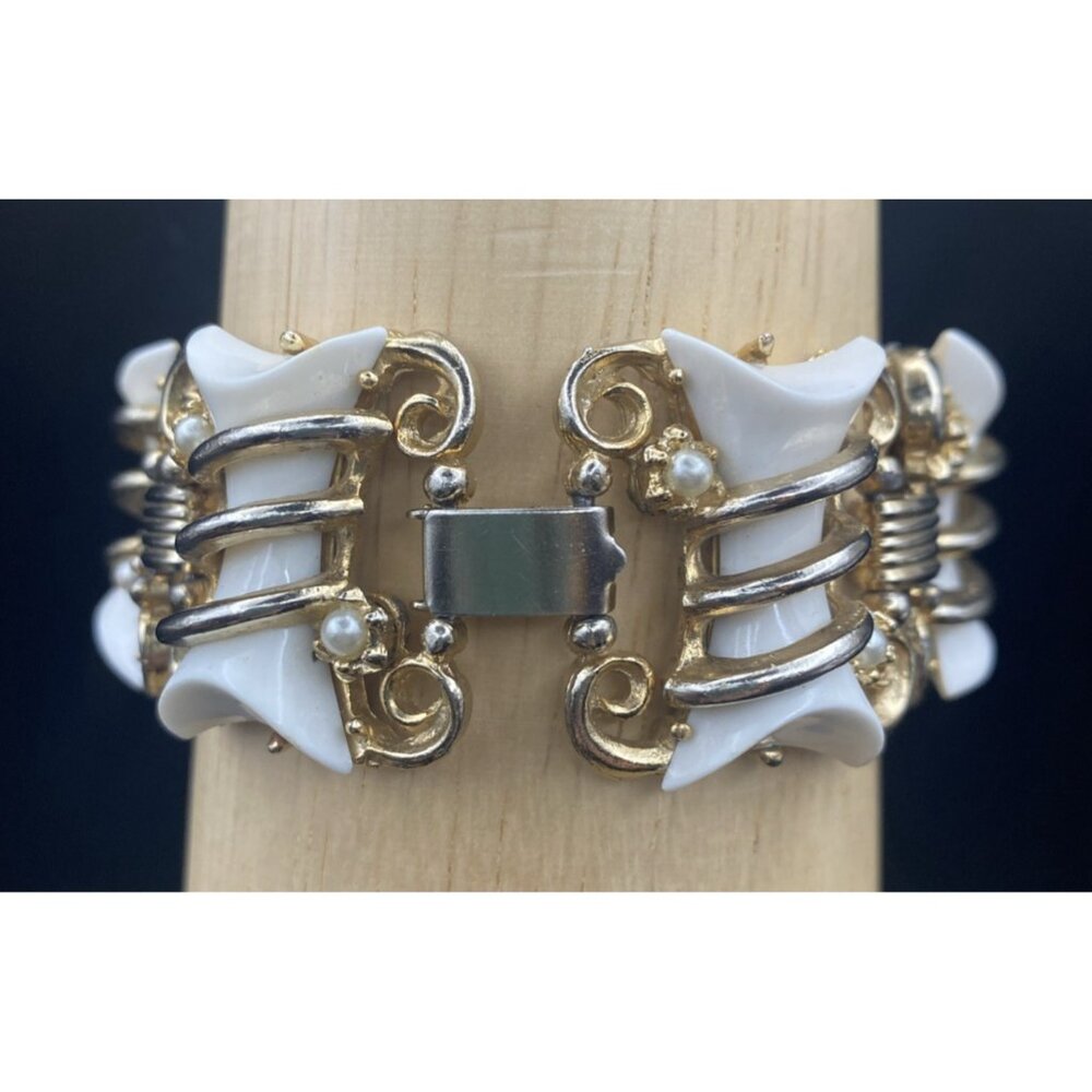 Vintage Gold Tone Link Bracelet White Opaque Plastic Faux Pearl Accent  1950-60s - Picture 2 of 9